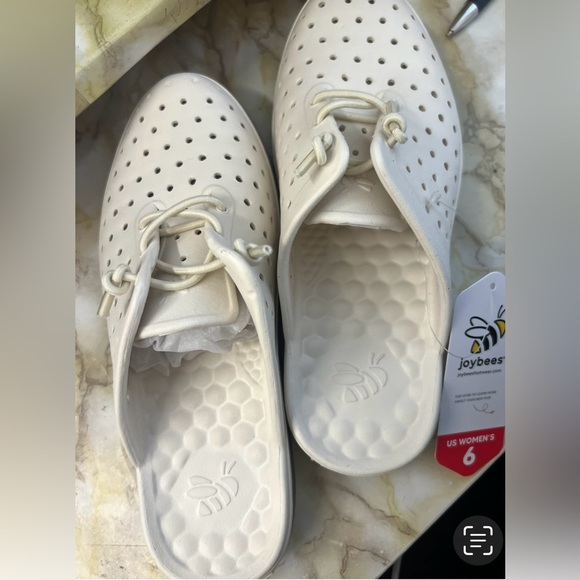 Joybees Women's Cream Slip-On Mules - Picture 4 of 4